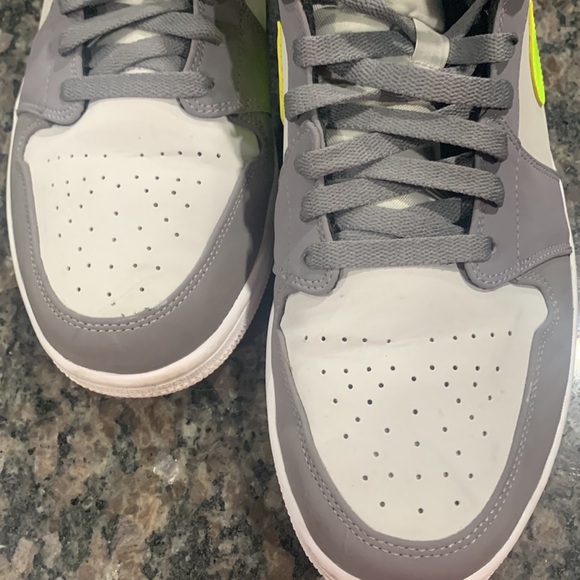 Air Jordan 1 Mid Appears In Grey And Volt mens 11.5 - Picture 3 of 9